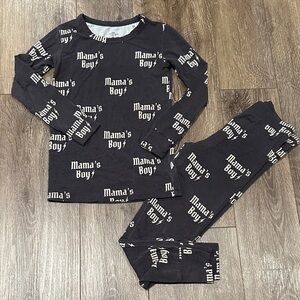 One little love cove mama’s boy bamboo Pajamas set size: 3T